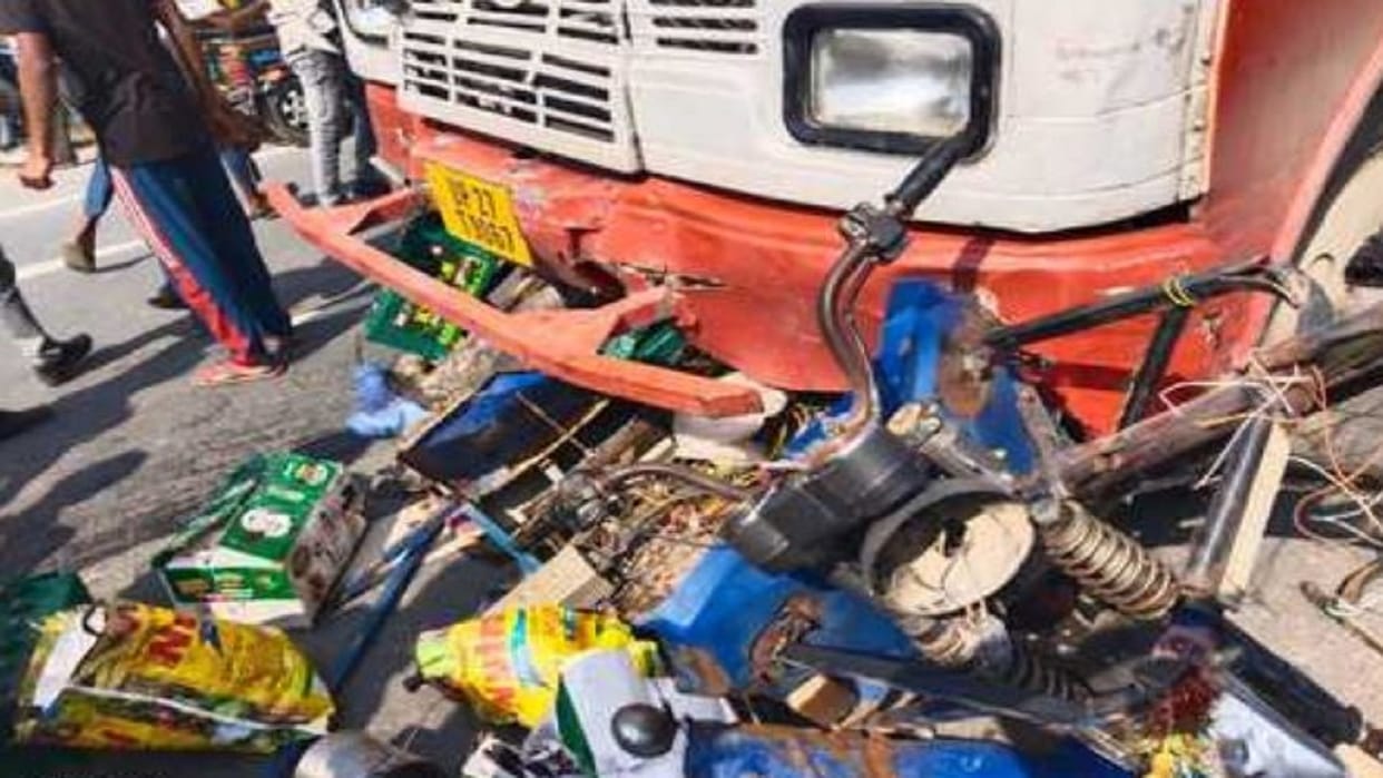 five people died due to bus crushed e-rickshaw in Lakhimpur Kheri