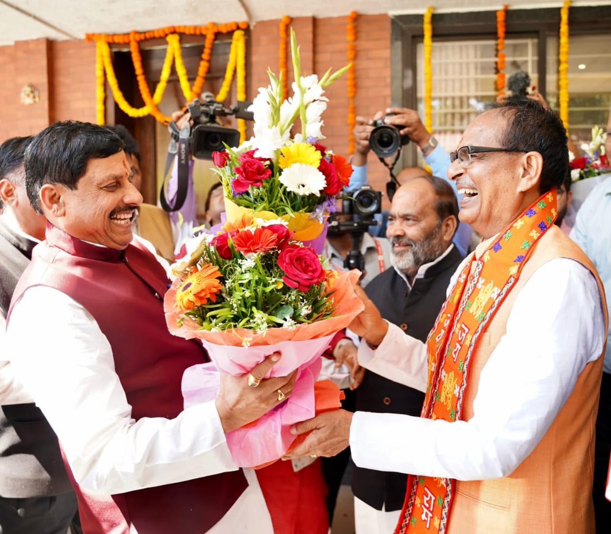 MP News: CM Dr. Mohan congratulated Shivraj on his birthday, wished him good health and longevity.