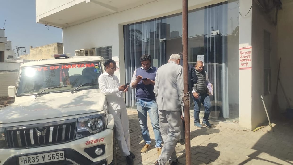 CM flying raid in Dadri, Overloaded vehicles found running on roads, six employees found missing from offices