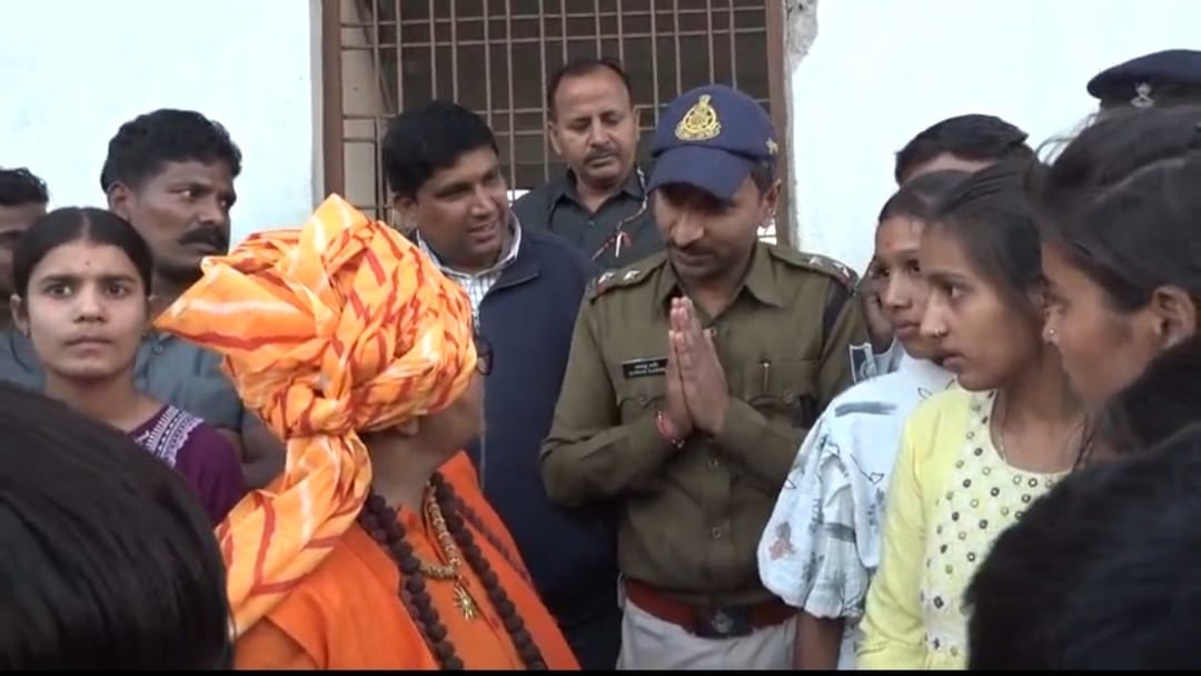 MP News: Illegal contract was being run near the school, MP Pragya arrived with a hammer in her hand, police f