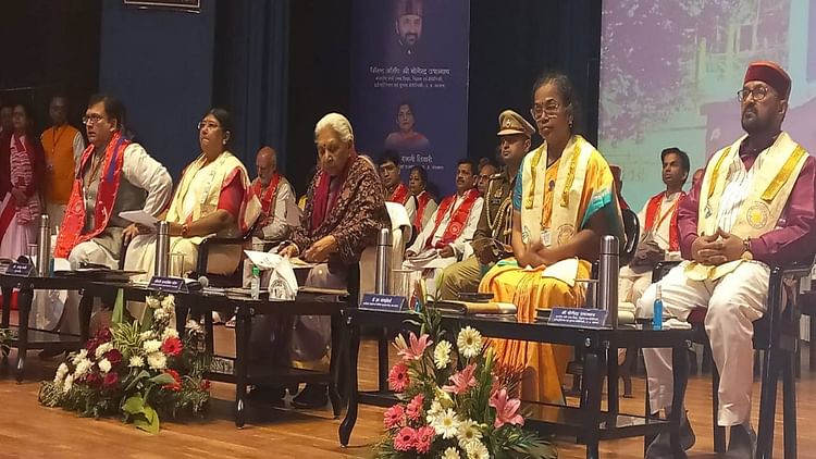विवि दीक्षांत समारोह: मेडल पर बेटियों का दबदबा, बोलीं- सेल्फ स्टडी पर फोकस... अच्छे माहौल से हर लक्ष्य आसान