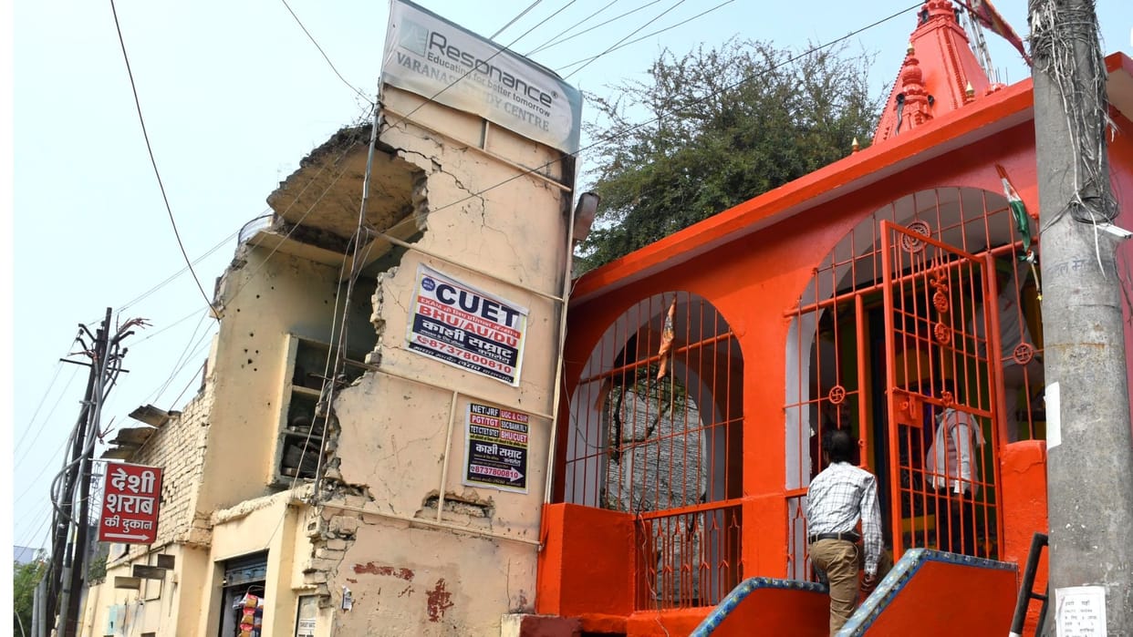 Liquor shops near temples and schools in Varanasi