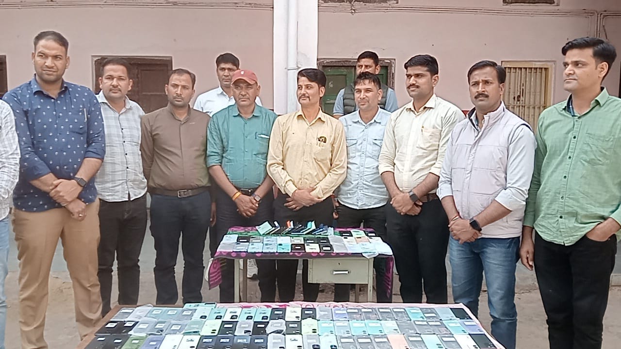 40 लाख कीमत के मोबाइल पुलिस ने किये जब्त