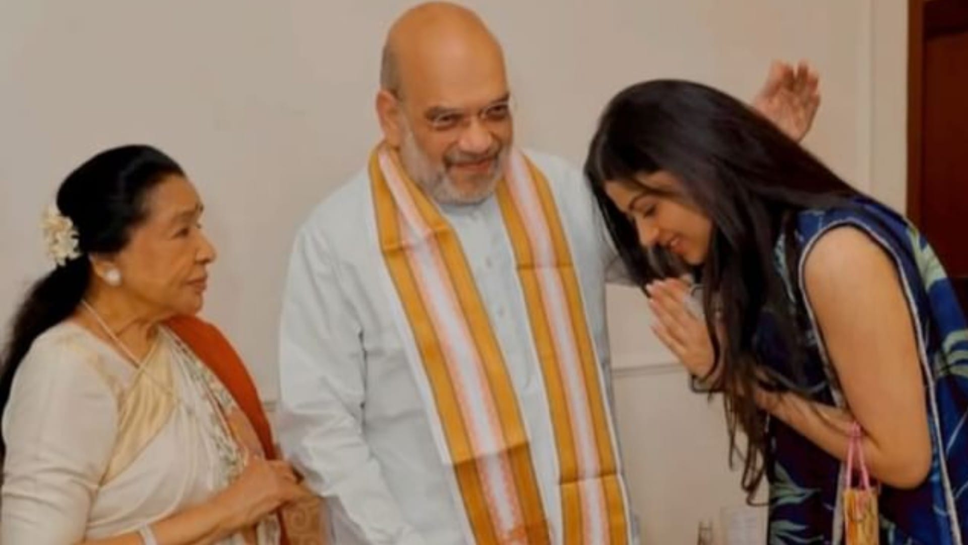 Asha Bhosle Met with Home Minister Amit Shah in Mumbai She Sings Abhi Na Jao Chhod Kar See Photos