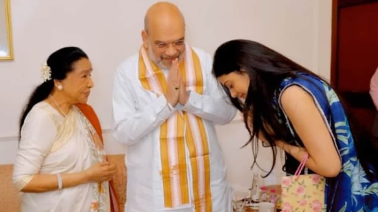 Asha Bhosle Met with Home Minister Amit Shah in Mumbai She Sings Abhi Na Jao Chhod Kar See Photos