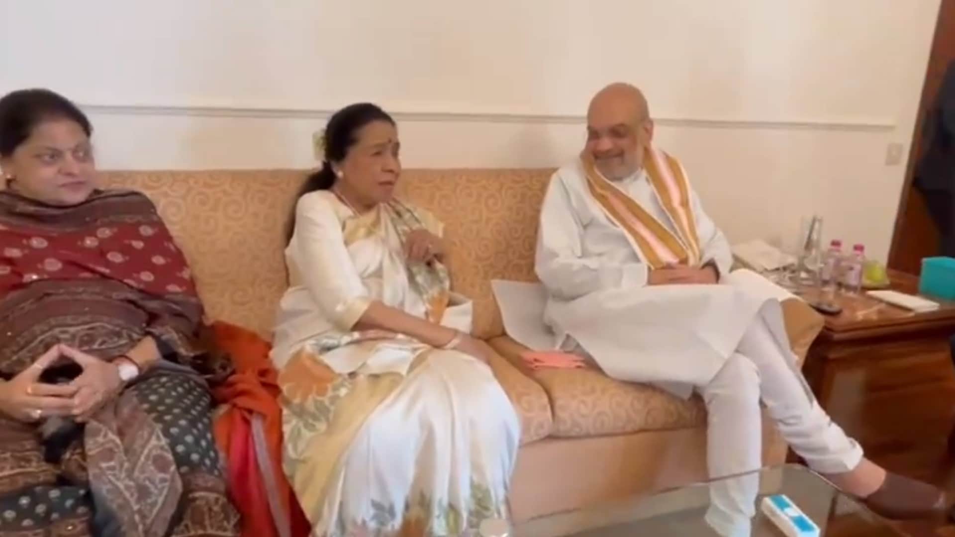 Asha Bhosle Met with Home Minister Amit Shah in Mumbai She Sings Abhi Na Jao Chhod Kar See Photos