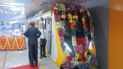 PM Modi joined virtually while CM Yogi Adityanath inaugurated Agra Metro by showing green flag