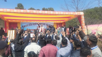 Hamirpur: मुख्यमंत्री सुक्खू ने हमीरपुर को दी करोड़ों की सौगात, कई विकास कार्यों के उद्घाटन-शिलान्यास किए CM Sukhu inaugurated and laid the foundation stone of development works worth crores including Hamirpur bus st
