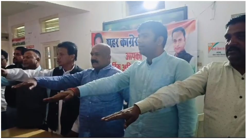 छिंदवाड़ा में कार्यकर्ताओं को दिलाई गई शपथ।