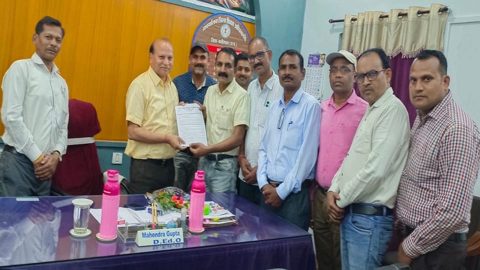 DEO से मिले टीचर्स एसोसिएशन के प्रतिनिधि
