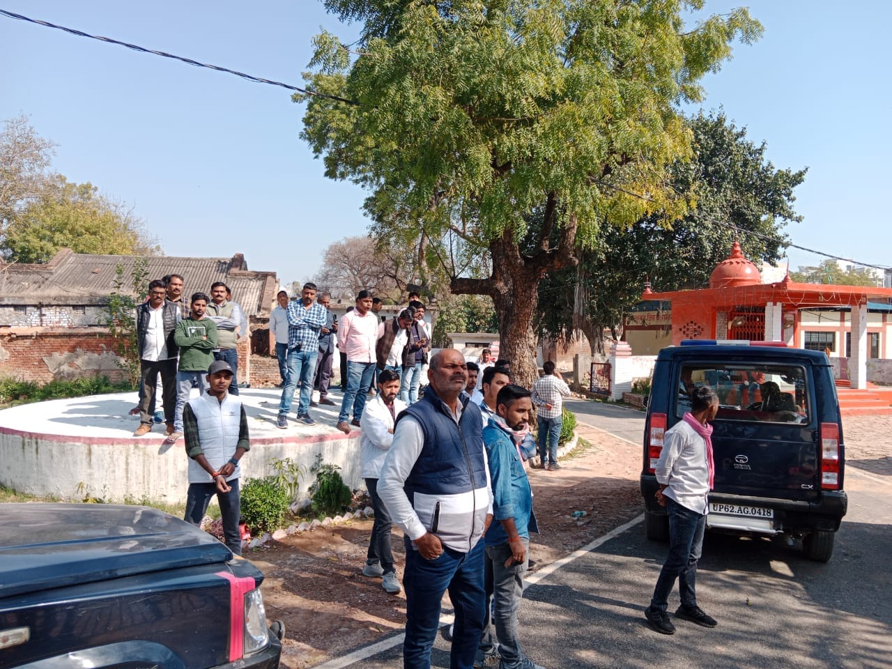 Dhananjay Singh supporters crowd from district jail to court during appearance