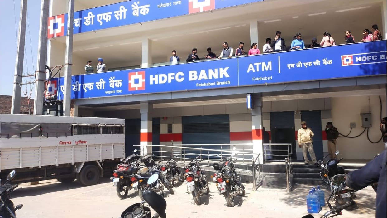 Sidhu Moosewala murder case, Police took accused from jail to bank under security in Fatehabad, crowd gathered