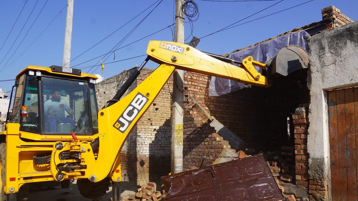 Major action of corporation in Hisar, five illegal constructions demolished in Patel Nagar