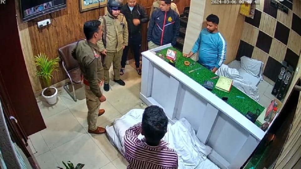 Inspector broke receptionist mobile after not getting room in hotel in rudrapur