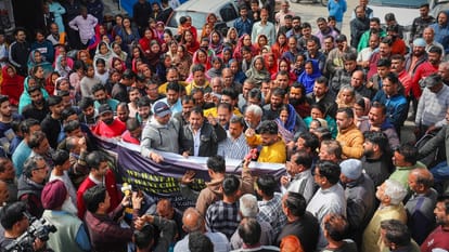 Seaman Missing: 'हमारा बेटा वापस करो....' लापता नौसैनिक के परिजनों का जम्मू में प्रदर्शन, सीबीआई जांच की मांग Navy Sailor Jammu Seaman Sahil Verma kinship protest in jammu after his Goes Missing From Ship In Mumbai