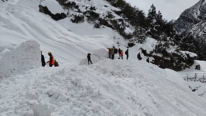 Kedarnath Dham snow Removing Continue path made by cutting icebergs even in Bad weather Photos