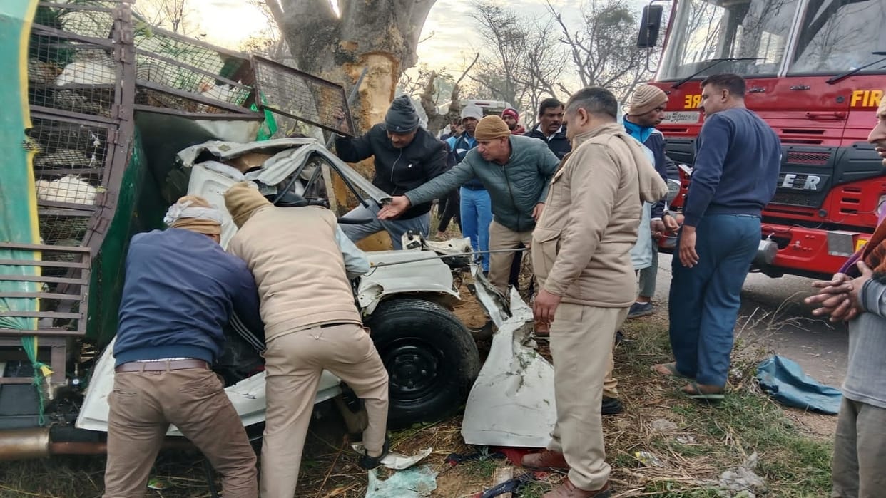 Horrible accident in Mahendragarh, Pickup full of chickens collides with tree, two youths died on spot