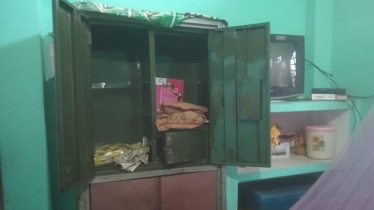 Thieves broke lock locked house jewellery worth 25 lakh rupees missing