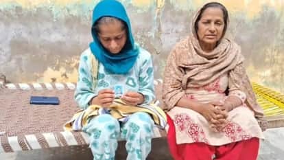 जानकारी देती पीड़ित युवक की मां और बहन