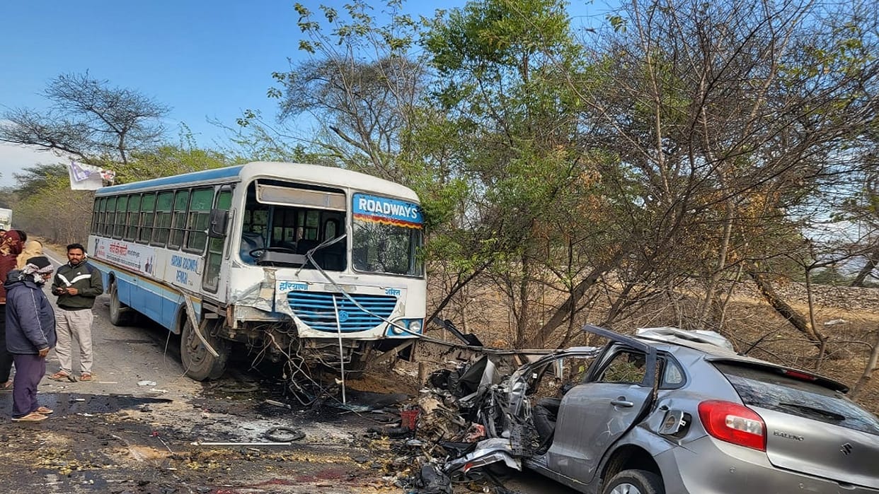Accident on Rewari Mahendergarh road, head on collision between bus and car, five people died in accident