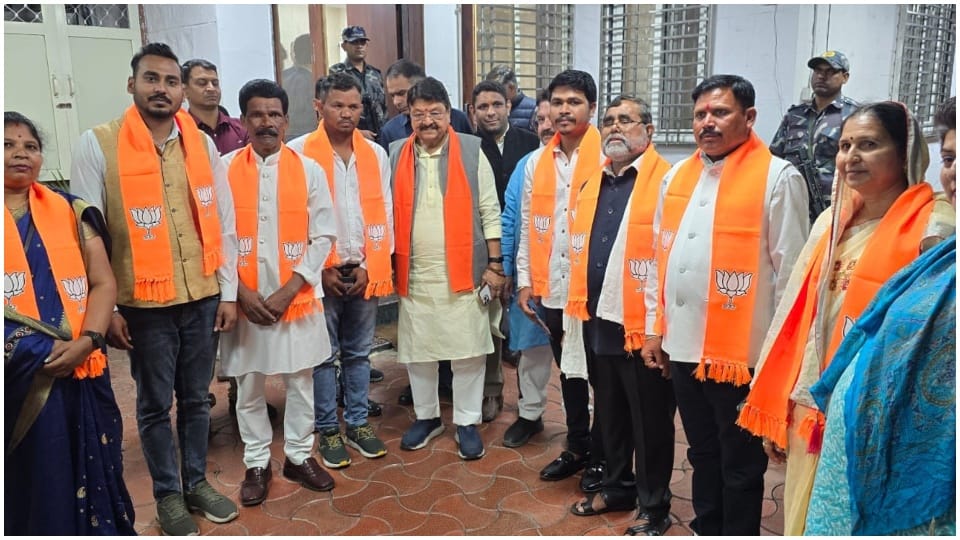 Seven Congress councilors of Chhindwara join BJP Kailash Vijayvargiya gets membership