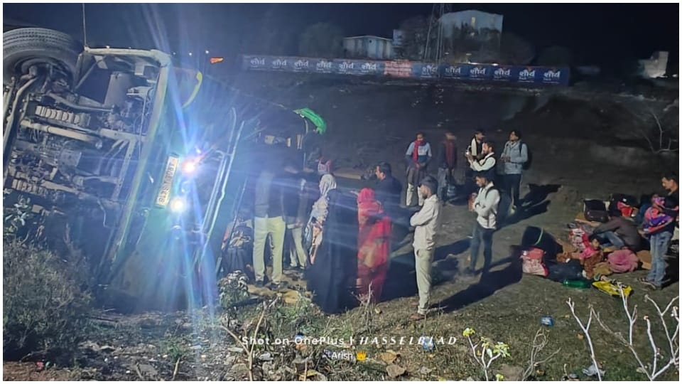 Speeding bus overturns on Maihar bypass in Satna nine passengers injured