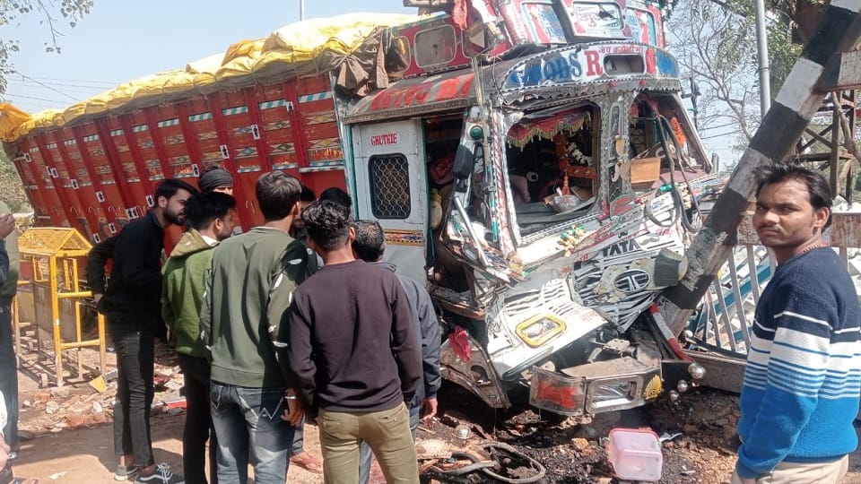 Uncontrolled truck breaks intersection and collides with railway high gauge