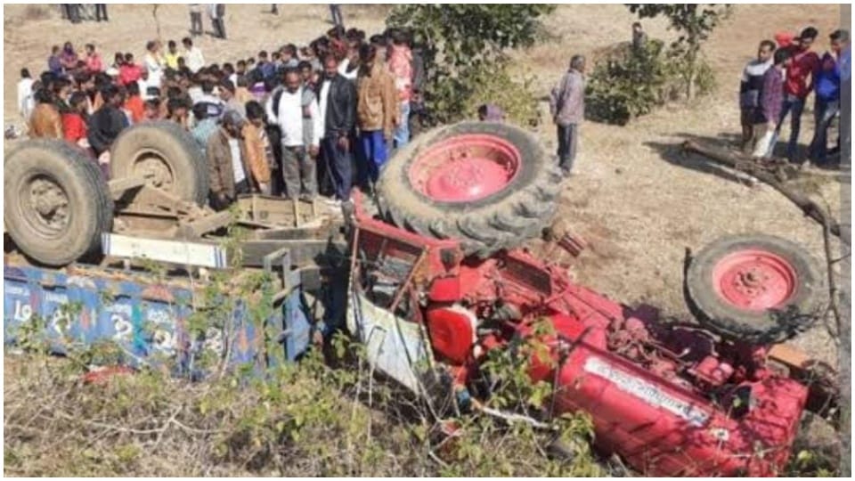 Tractor trolley overturned near Dharakheda in Ujjain 15 people injured