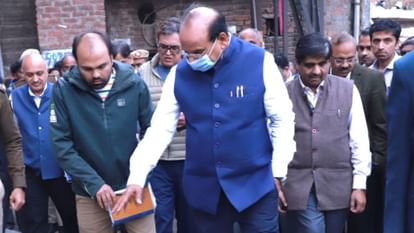 Delhi LG VK Saxena taunt CM Kejriwal over dirt