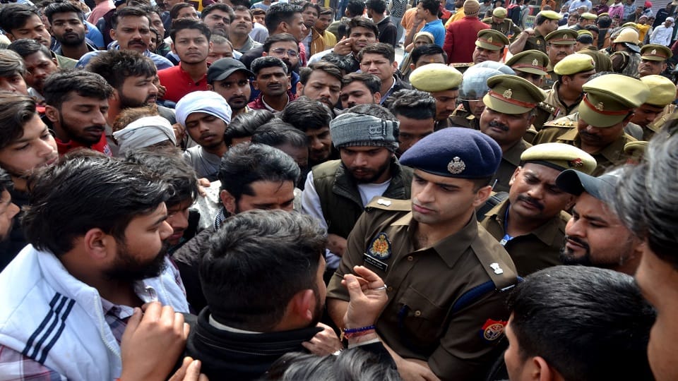 Demonstration held by keeping dead body of cable operator son