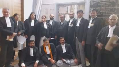 अनशन पर बैठे अधिवक्ता