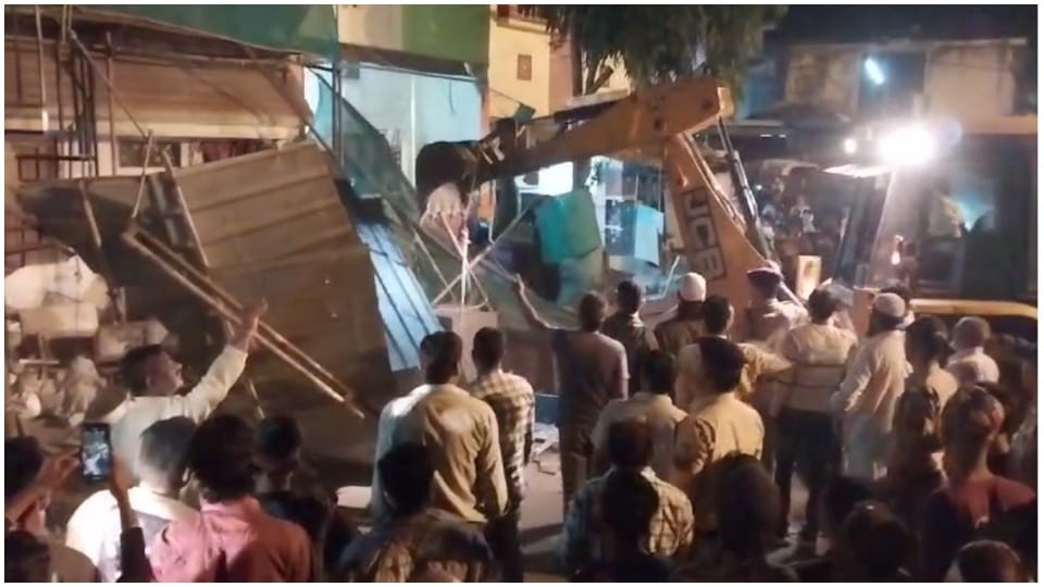 जेसीबी से हटाया गया अतिक्रमण।