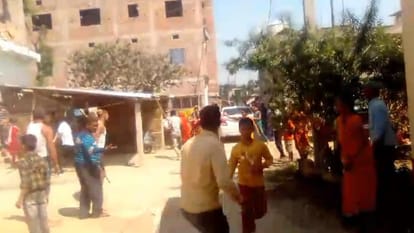 Bihar News: बेगूसराय में दबंगों का कहर, दो भाइयों को लाठी-डंडो व पिस्टल की नोक से पीटा, मामला हुआ दर्ज Bullies killed two real brothers in Begusarai