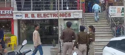 Bihar News : पटना के डाकबंगला चौराहे पर दिनदहाड़े स्वर्ण व्यवसायी को मारी गोली, लूट का विरोध किया था Bihar News: Gold trader shot at Patna's Dakbungla intersection; Looting, Patna Police engaged in investigation