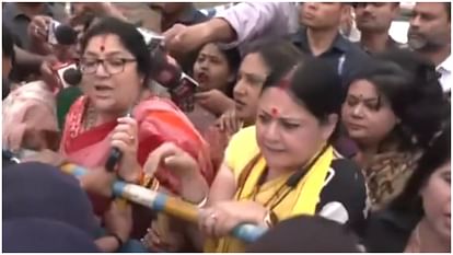 Women leaders of West Bengal BJP stopped by security forces They were enroute to Sandeshkhali