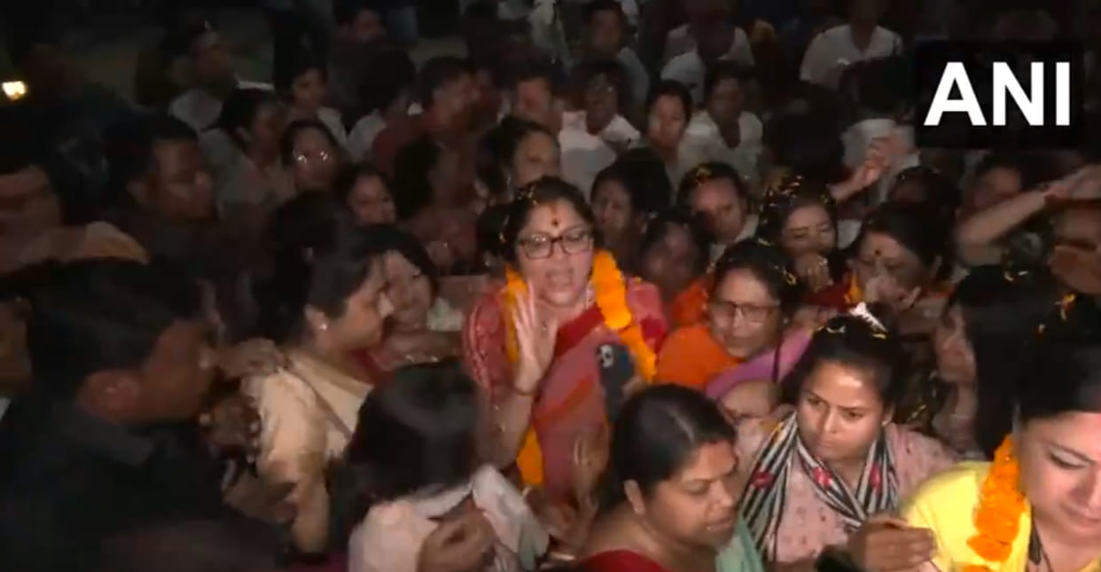 Women leaders of West Bengal BJP stopped by security forces They were enroute to Sandeshkhali