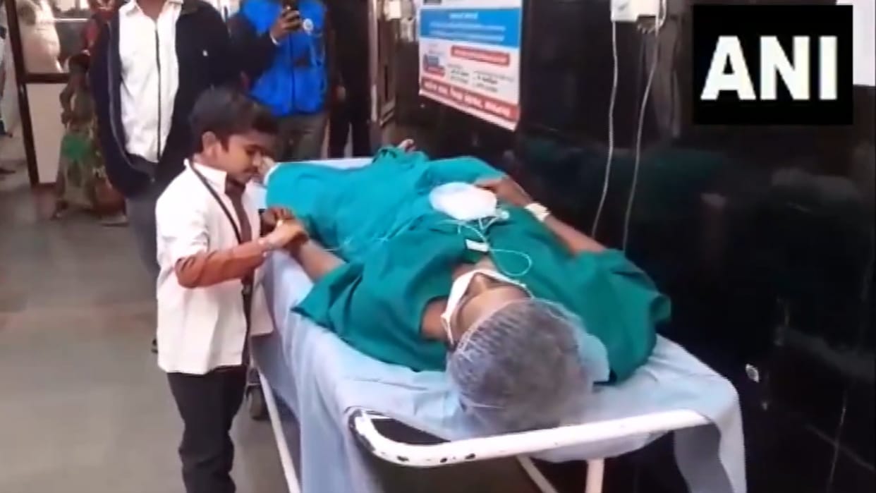 Gujarat: 3-foot tall Ganesh Baraiya defies the odds, becomes a doctor at Bhavnagar Government hospital