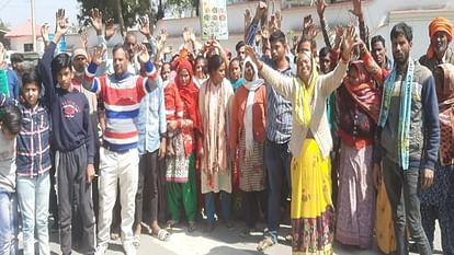 Moradabad: टैक्सी स्टैंड से गायब चालक की लाश मिली, उग्र परिजनों का हंगामा, हत्या का आरोप लगा- कार्रवाई को कहा Moradabad: Dead body driver missing from taxi stand found, uproar furious family members, accused murder