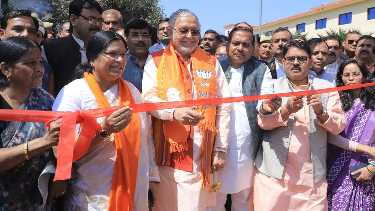 Cabinet Minister Suresh Khanna said alliance of opposite views can break anytime