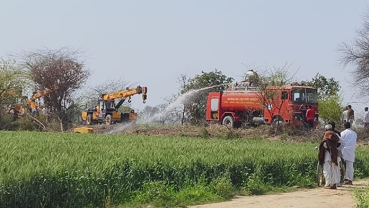 Truck filled with oil overturned in fields of village Data of Hisar, about 5 thousand liters gushed out