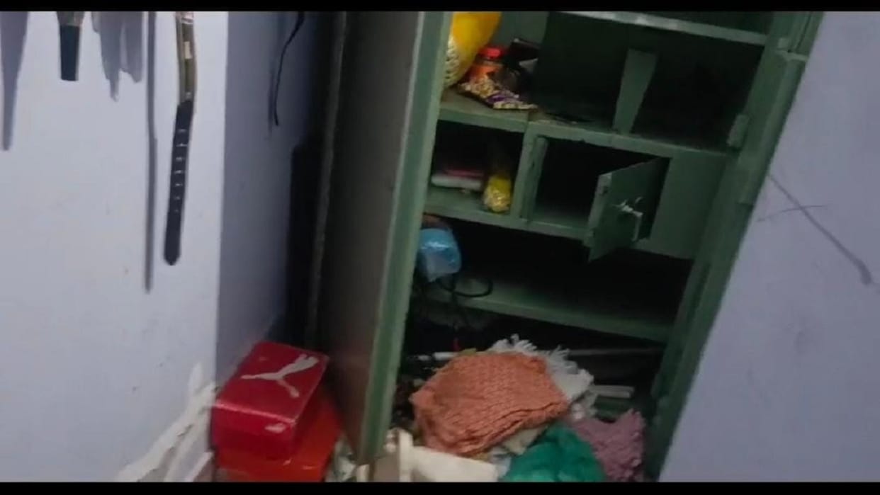 Thieves entered house of retired nurse in broad daylight in Fatehabad, miscreants showed revolver