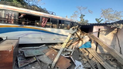 Bihar News: बारात जा रही बस अनियंत्रित होकर दुकान से टकराई, छह से ज्यादा लोग हुए घायल The bus going to the wedding procession went out of control and collided with the shop.