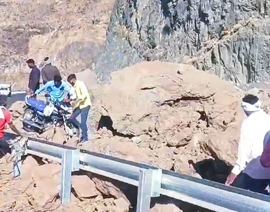 Indore: Parts of the mountains appeared weak at five places on the Jamgate road, the Road Corporation will rem