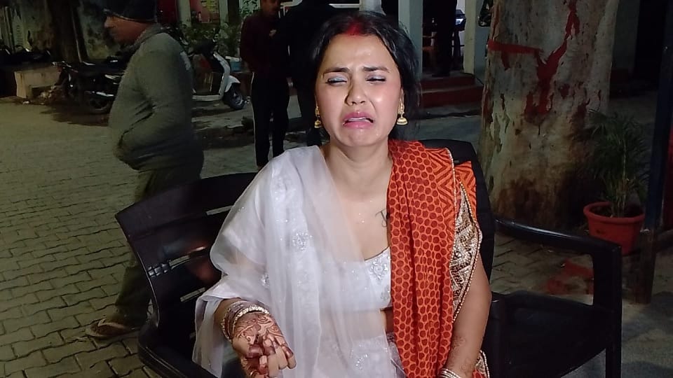 When the woman took out cigarette and gutkha from her pocket, her husband beat her in the middle of the road