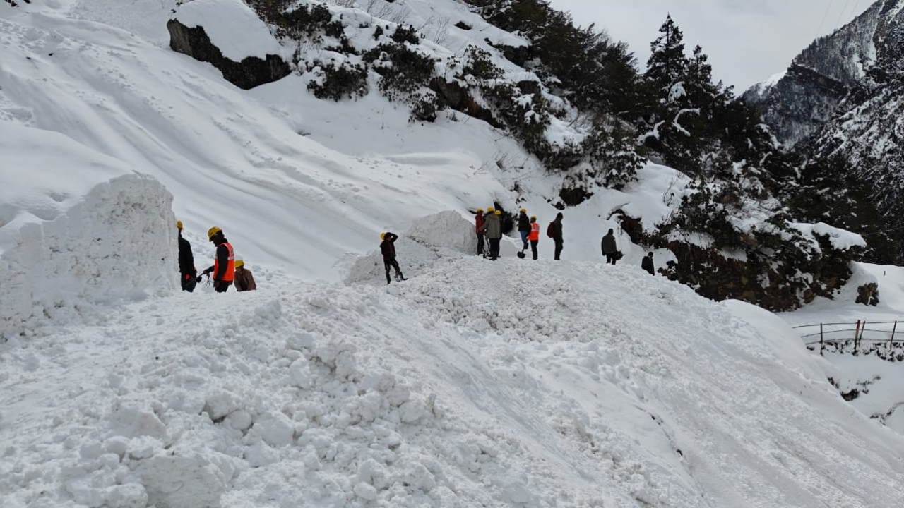 Kedarnath walking route Snow removal work started danger of avalanche three to five feet of snow accumulated