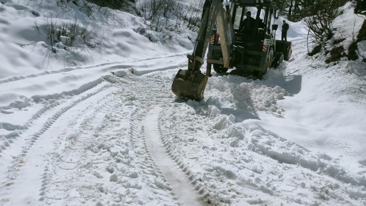Kedarnath walking route Snow removal work started danger of avalanche three to five feet of snow accumulated