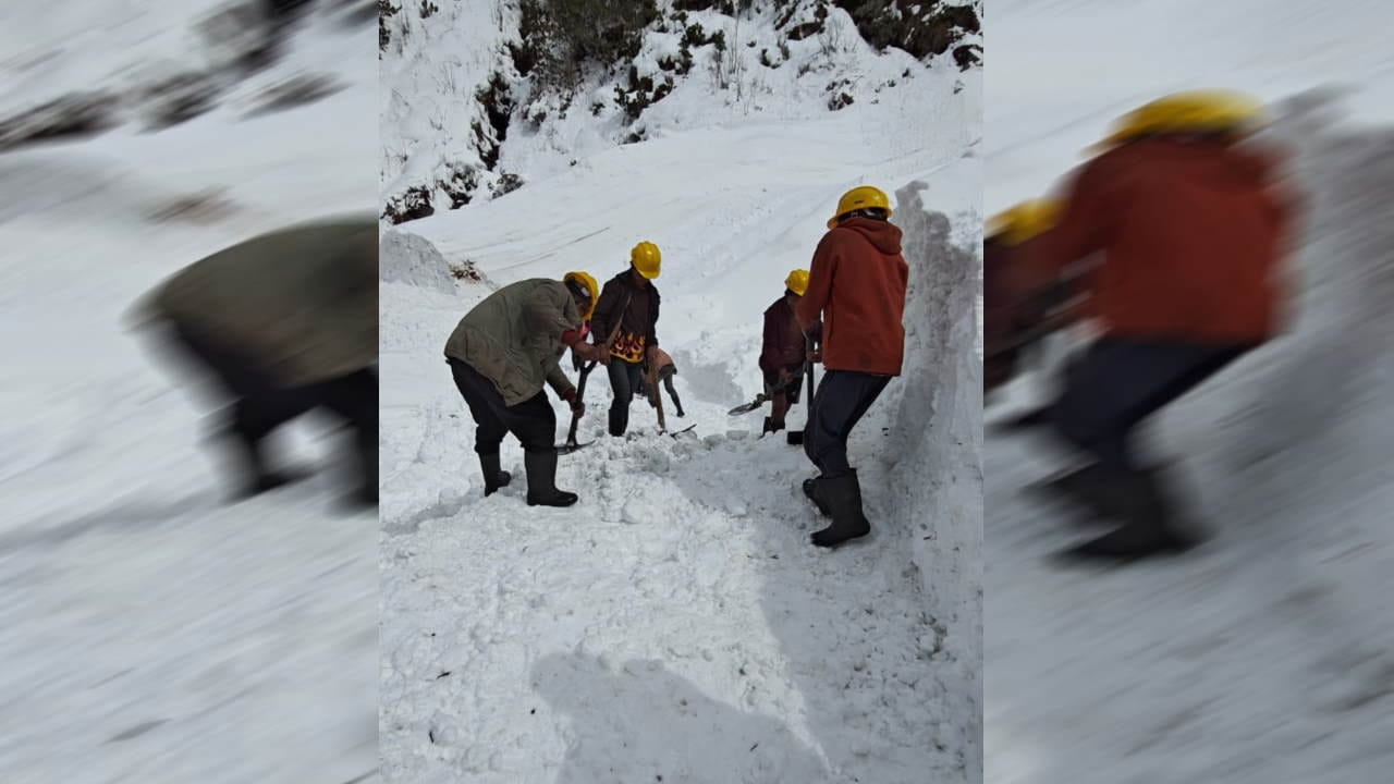 Kedarnath walking route Snow removal work started danger of avalanche three to five feet of snow accumulated