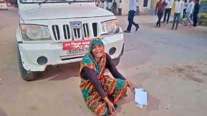 In Dholpur, a woman sat in front of the SDM's car while doing drama.