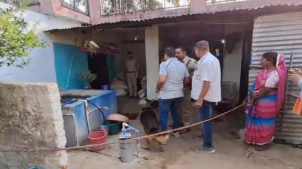 Durg Murder Two people killed by attacking with sharp weapon