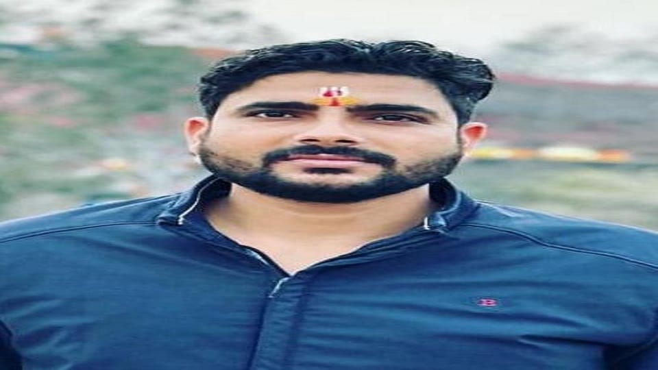 A young man walking was hit by a vehicle